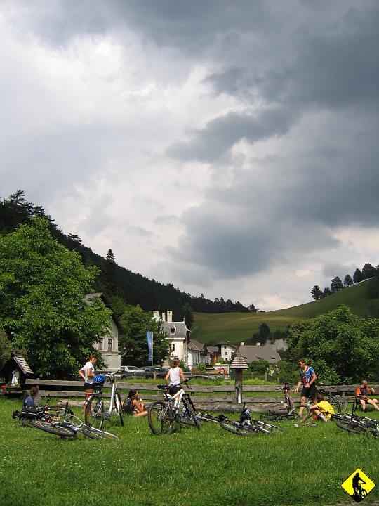 Karta1_ 262.jpg - Gdy docieramy do Gutenstein, w oddali wiszą już ciężkie burzowe chmury.